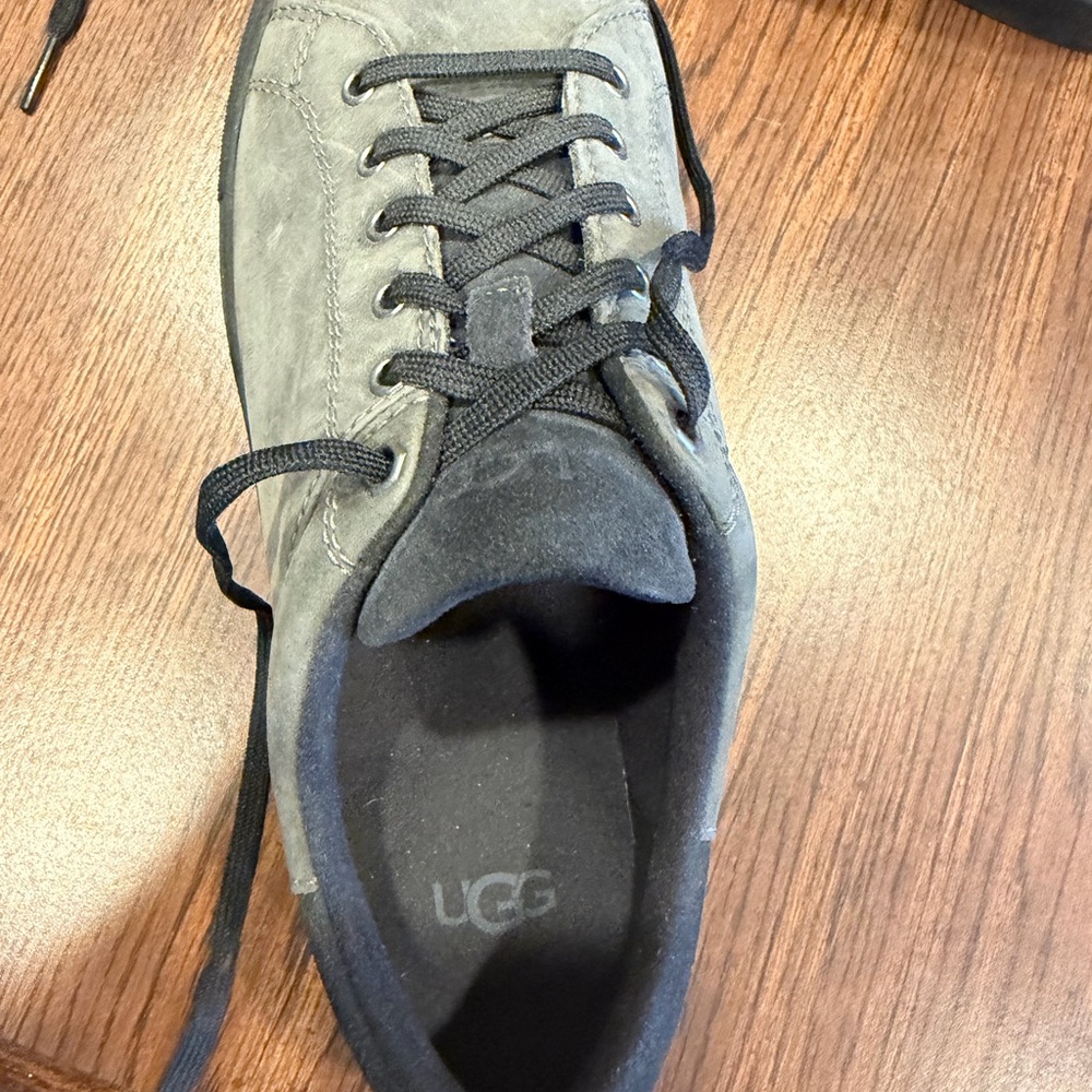 Ugg men’s size 9 dress shoe. Grey, worn once and didn’t fit - Picture 3 of 4
